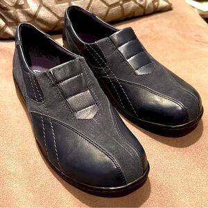 CLARKS Bendables Dark Blue Leather Slip On Shoes NWOB Women's Size 9